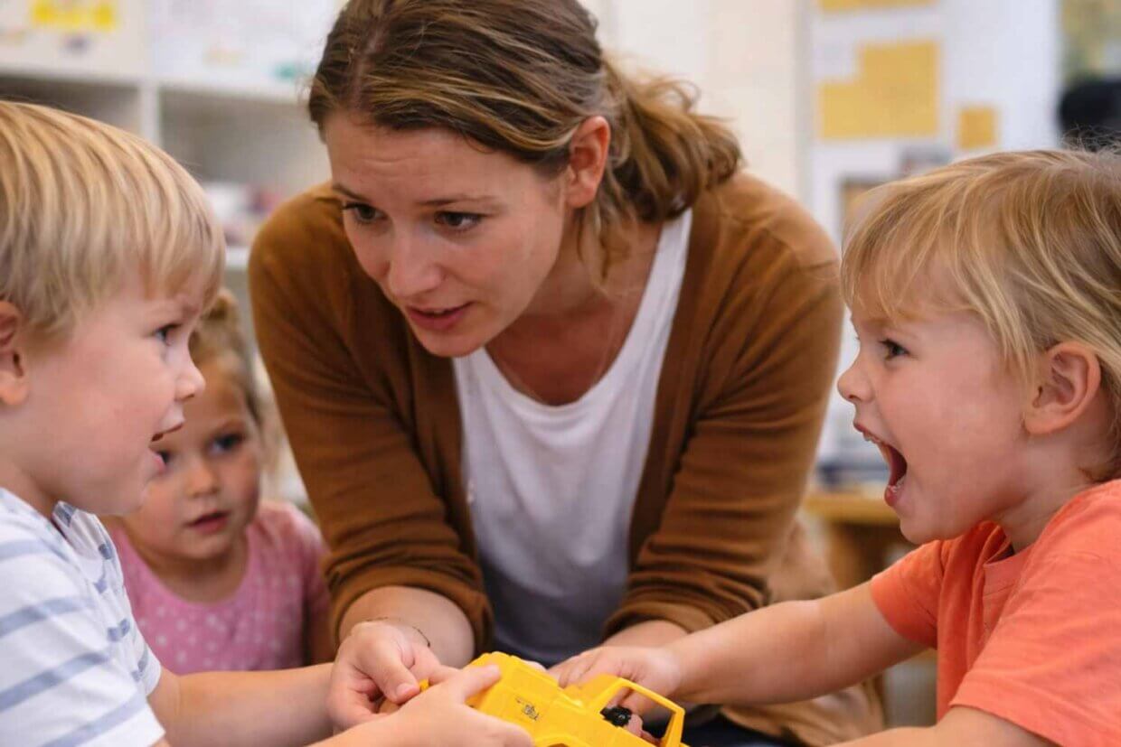 Gruppe von Kindern in einer Kita beim Spielen und Lernen