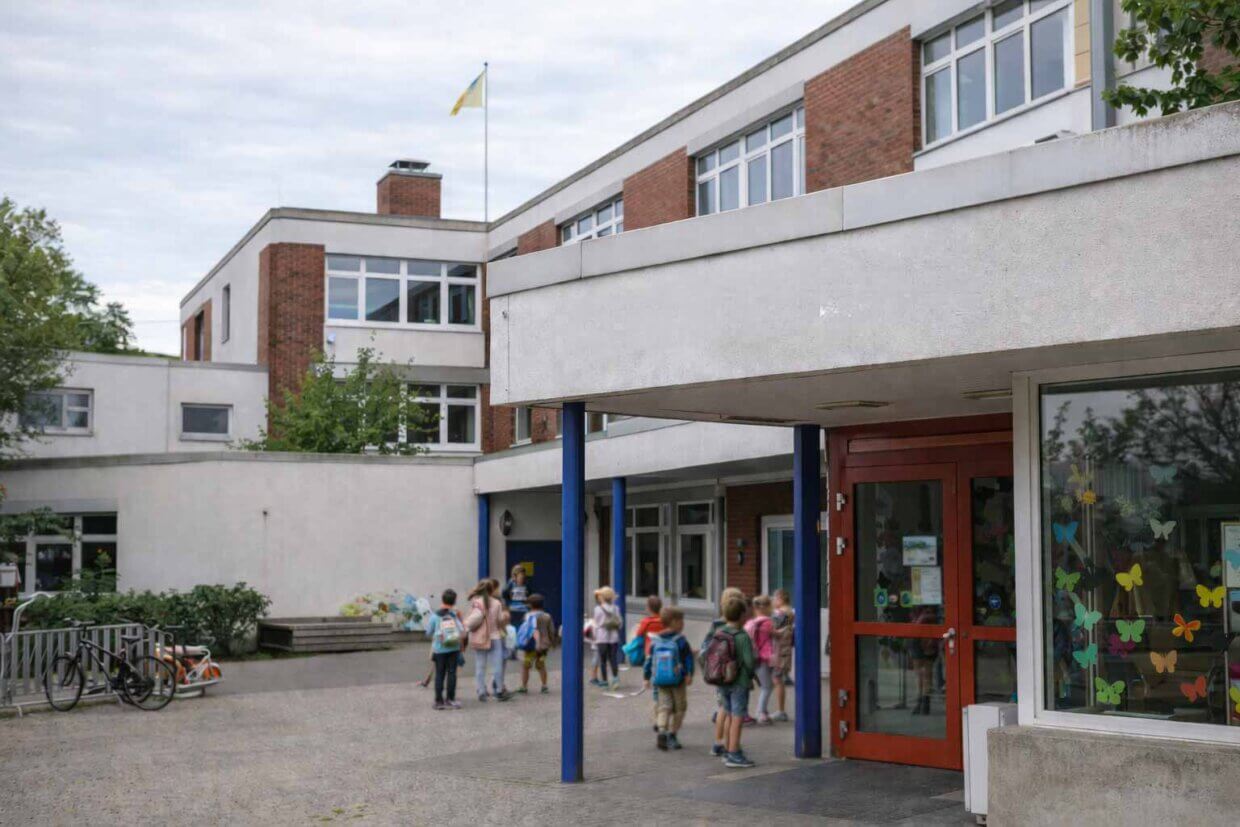 Schulgebäude mit Eingang und Treppenaufgang, klassische Architektur